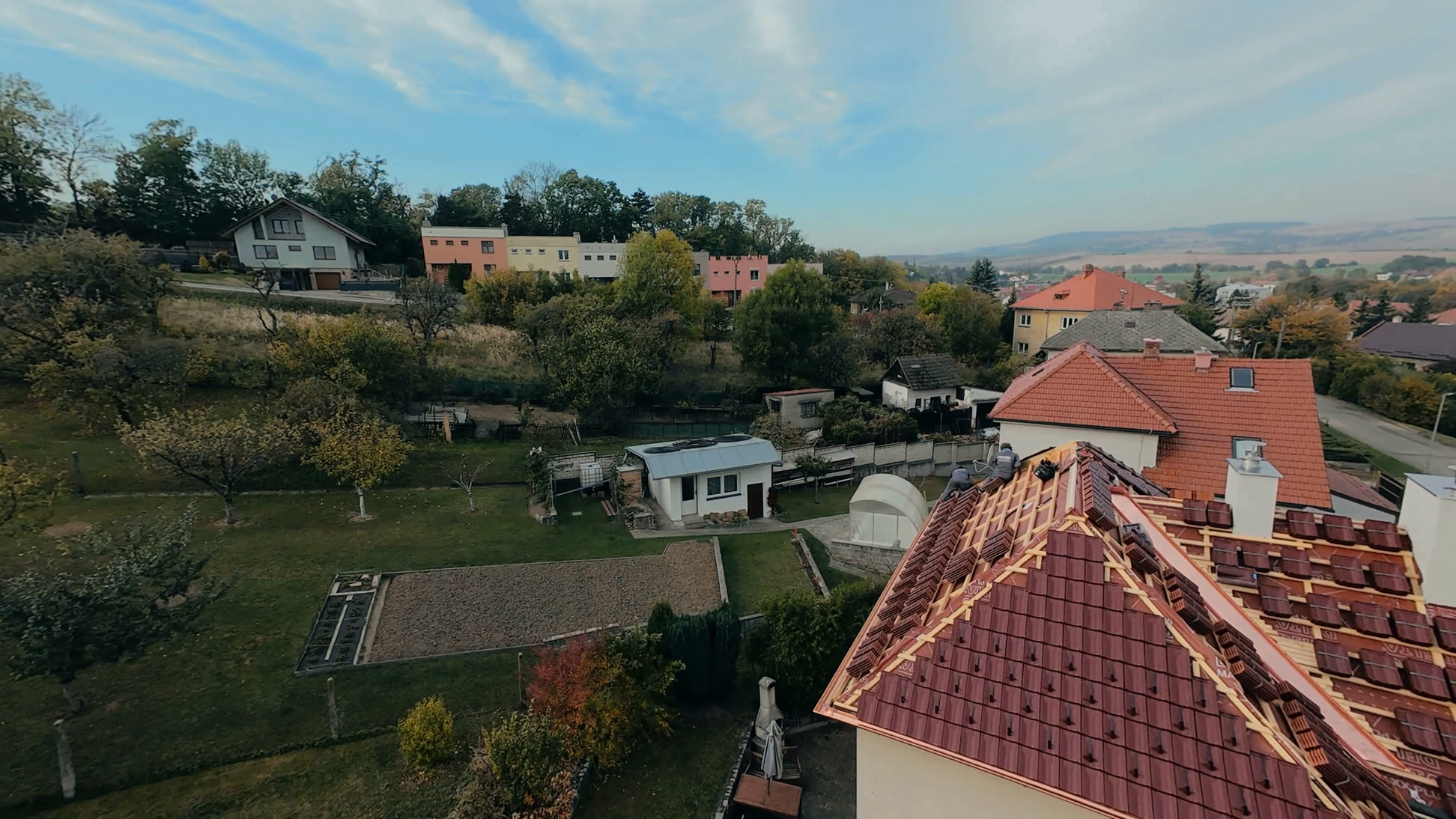 Pokrývači PROIZOL při práci na střeše rodinného domu.