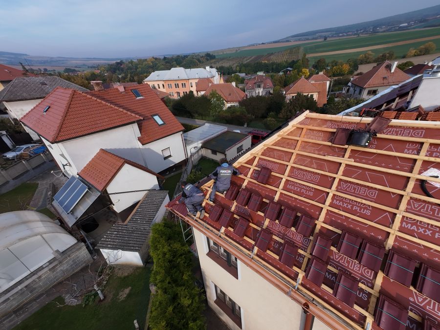 Pohled z dronu: laťování na pojistné fólii, tašky připravené k pokládce.